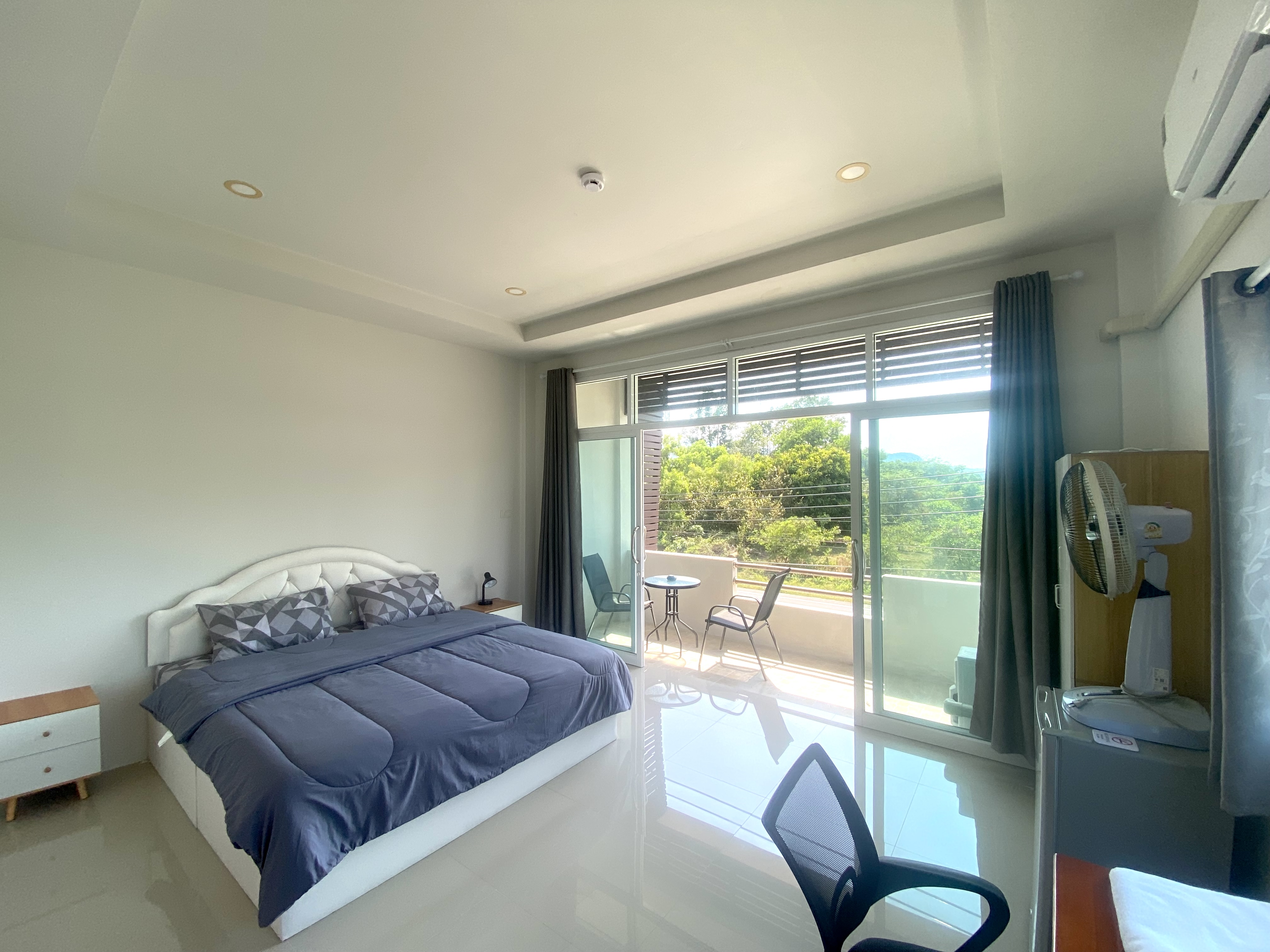 Upstairs Balcony Room • King Bed